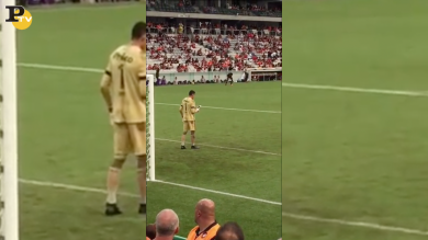 Portiere guarda il cellulare durante la partita in Brasile | video