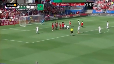 La punizione di Ibrahimovic “spacca” la traversa | video