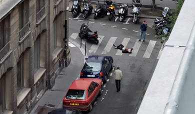 Attentato a Parigi: uomo colpisce passanti con un coltello gridando “Allah Akbar” | video