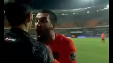 Arda Turan, 16 giornate di squalifica per questo colpo (ed insulti) al guardalinee | video