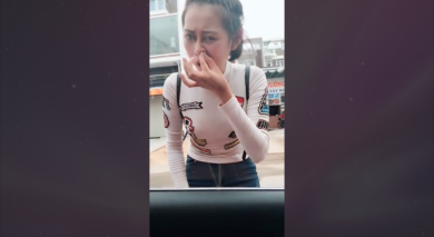 La “figuraccia” della ragazza che si specchia al finestrino | video