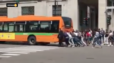 Studenti spingono autobus guasto a Bergamo | video