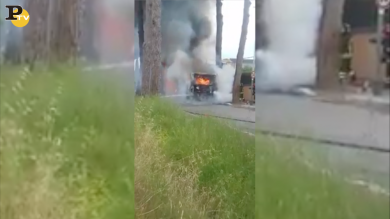 Roma: brucia un autobus anche a Castel Porziano | video
