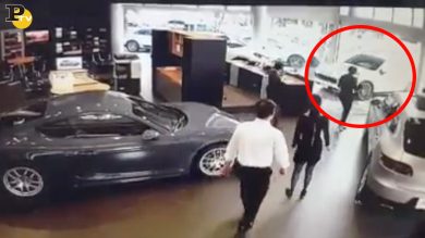 Cliente infuriato distrugge concessionario Porsche a Taiwan | video