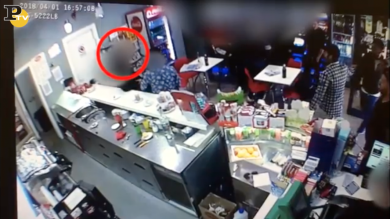 Raid del clan Casamonica in un bar di Roma | video