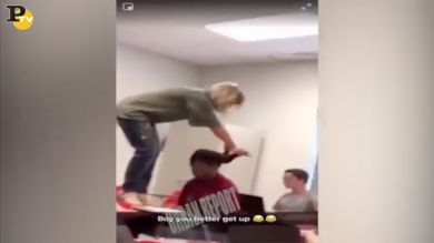 Professoressa sveglia alunno che dorme in classe | video