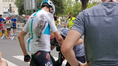 Chris Froome: caduta nella prova della cronometro del Giro d’Italia a Gerusalemme | video