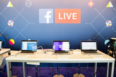 Così i dipendenti di Facebook spiano gli iscritti