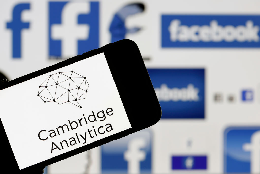 Cambridge Analytica ha chiuso tutti i suoi uffici: ecco perché