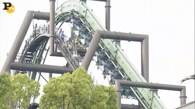 Osaka: incidente sulle montagne russe. 64 persone bloccate a testa in giù | video