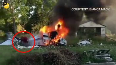 Ragazzo esce da aereo in fiamme dopo lo schianto a terra e si salva | video