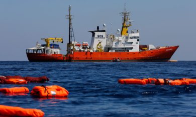 Migranti in mare: chi deve soccorrerli secondo la legge