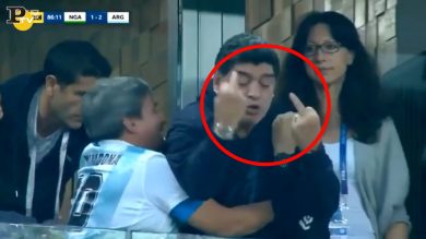 Maradona, dito medio (doppio) al gol di Argentina-Nigeria | video