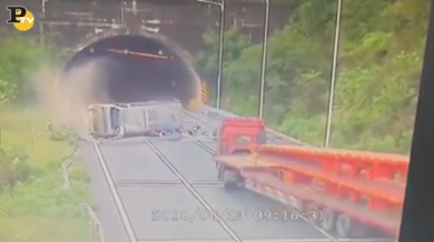 Cina: autobus si ribalta dopo l’incidente | video