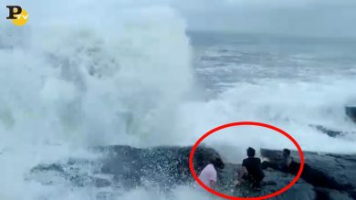 Onda travolge turisti a Goa. Un morto | video