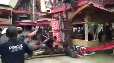 Uomo muore schiacciato dalla bara della mamma al funerale | video