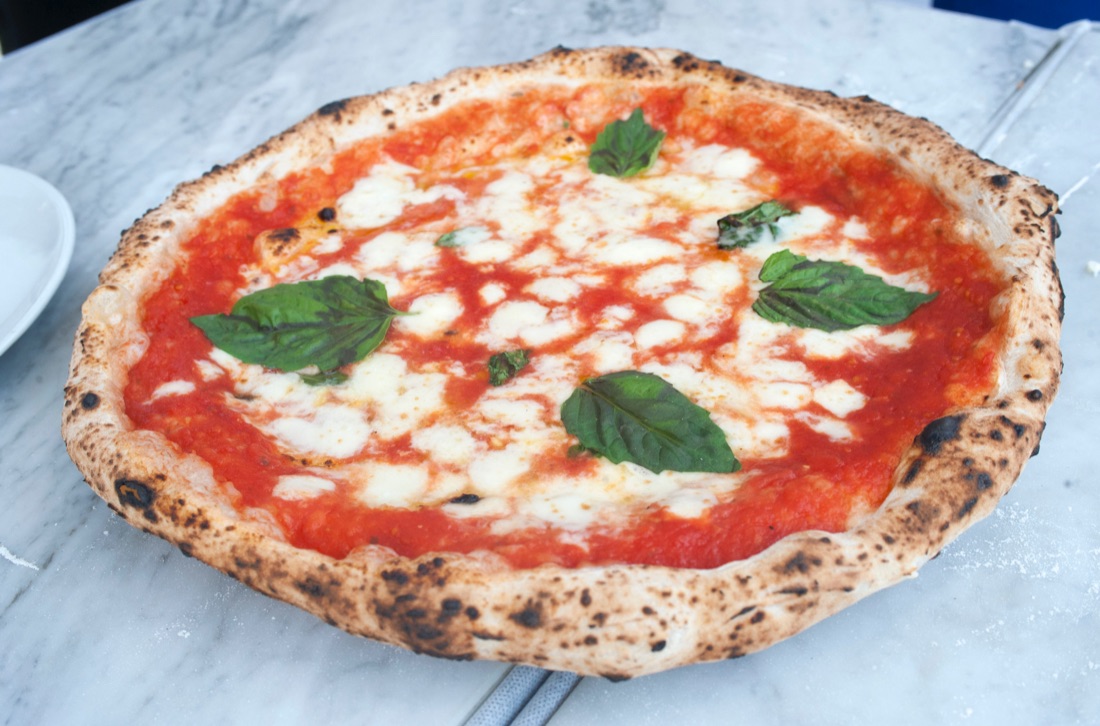 Napoli: la doppia pizza di Gino Sorbillo