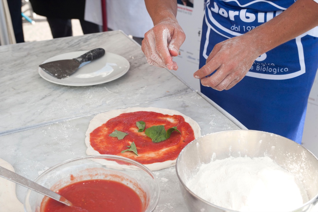 Napoli: la doppia pizza di Gino Sorbillo