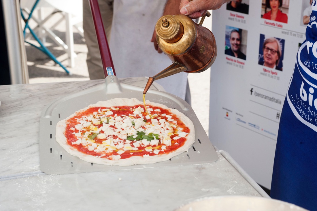 Napoli: la doppia pizza di Gino Sorbillo