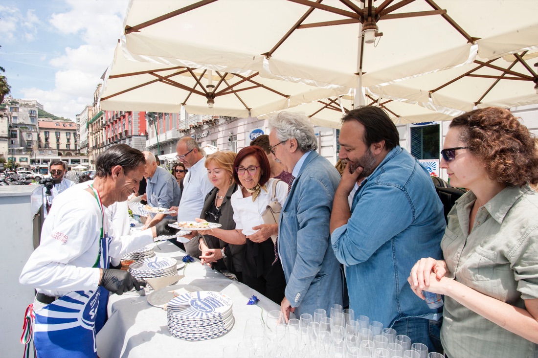 Napoli: la doppia pizza di Gino Sorbillo