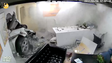 Giappone: incidente stradale. Auto finisce in ufficio | video