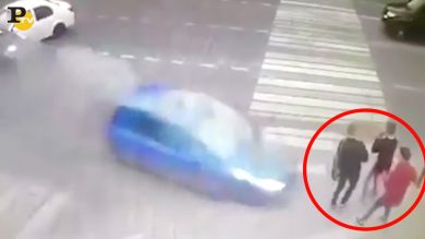 Mosca: auto investe tre ragazzi sul marciapiede. Tutti salvi | video