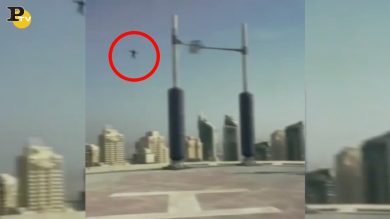 Uomo con la catapulta vola sui cieli di Dubai | video