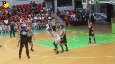 Arbitro tira e segna da tre punti in una partita di basket | video