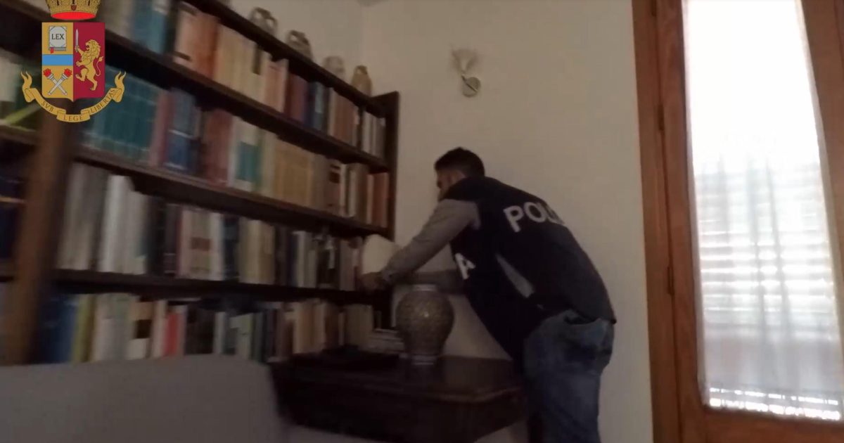 Galleria foto 'Blitz contro la rete che nasconde Matteo Messina Denaro: il punto sulle indagini' - foto 2