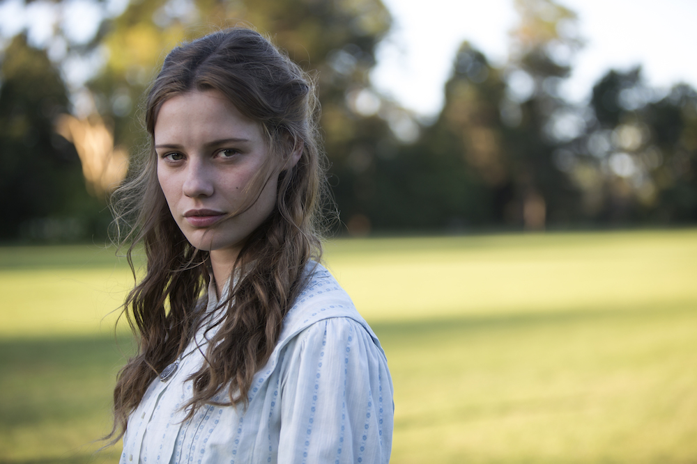 Picnic a Hanging Rock: dopo il libro e il film, la serie. Foto e trailer Picnic a Hanging Rock: dopo il libro e il film, la serie. Foto e trailer