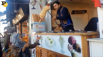 Le acrobazie del gelataio pazzo di Istanbul | video
