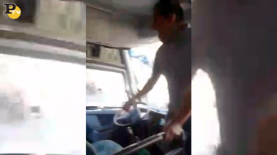 Autista canta e lascia il volante mentre guida il pullman. Ma c’è la sorpresa | video
