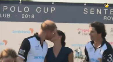 Meghan e Harry rompono il protocollo reale con un bacio in pubblico