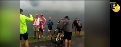 Froome atterrato da un poliziotto francese durante il Tour de france | video