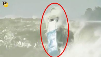 Barca travolta dalle onda in Indonesia | video