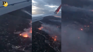 Atene: gli incendi visti da un aereo | video