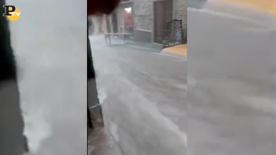 Nubifragio sul borgo di Bardi (Parma) | video