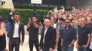 Cristiano Ronaldo-Juventus, le visite mediche di Cr7 e l’abbraccio dei tifosi | video