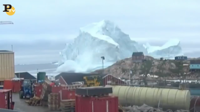 Groenlandia: iceberg minaccia villaggio di pescatori | video