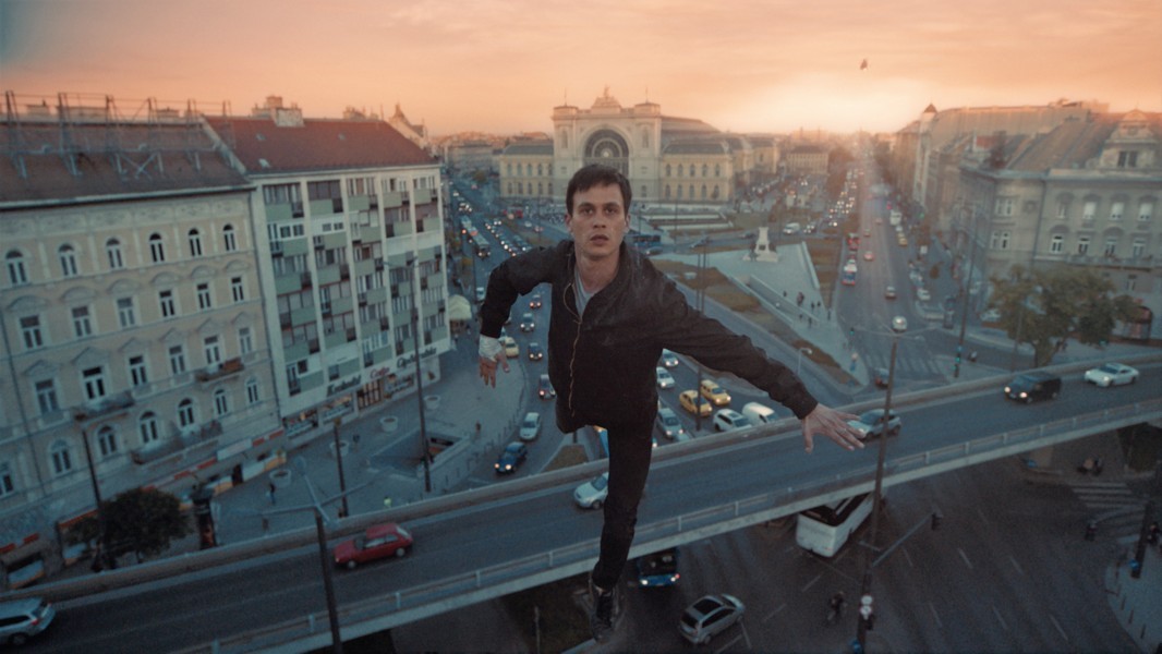 Una luna chiamata Europa nel cielo sopra Budapest – Recensione