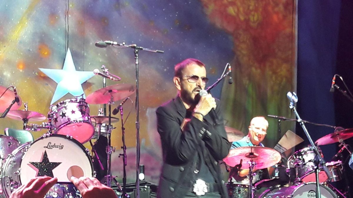 Ringo Starr: l’ex Beatles trionfa a Roma all’insegna di pace e amore