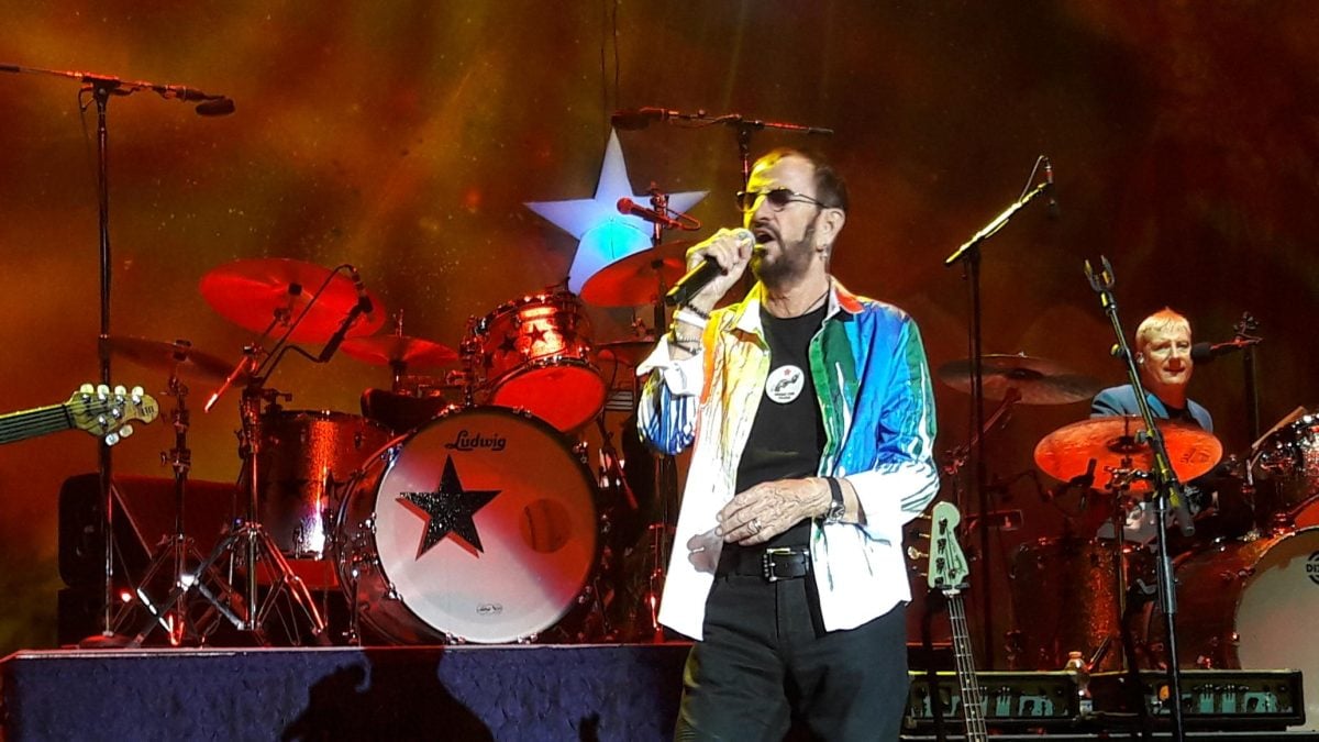 Ringo Starr: l’ex Beatles trionfa a Roma all’insegna di pace e amore
