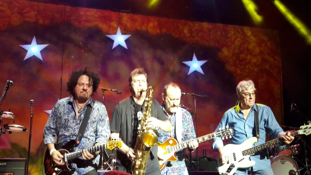 Ringo Starr: l’ex Beatles trionfa a Roma all’insegna di pace e amore