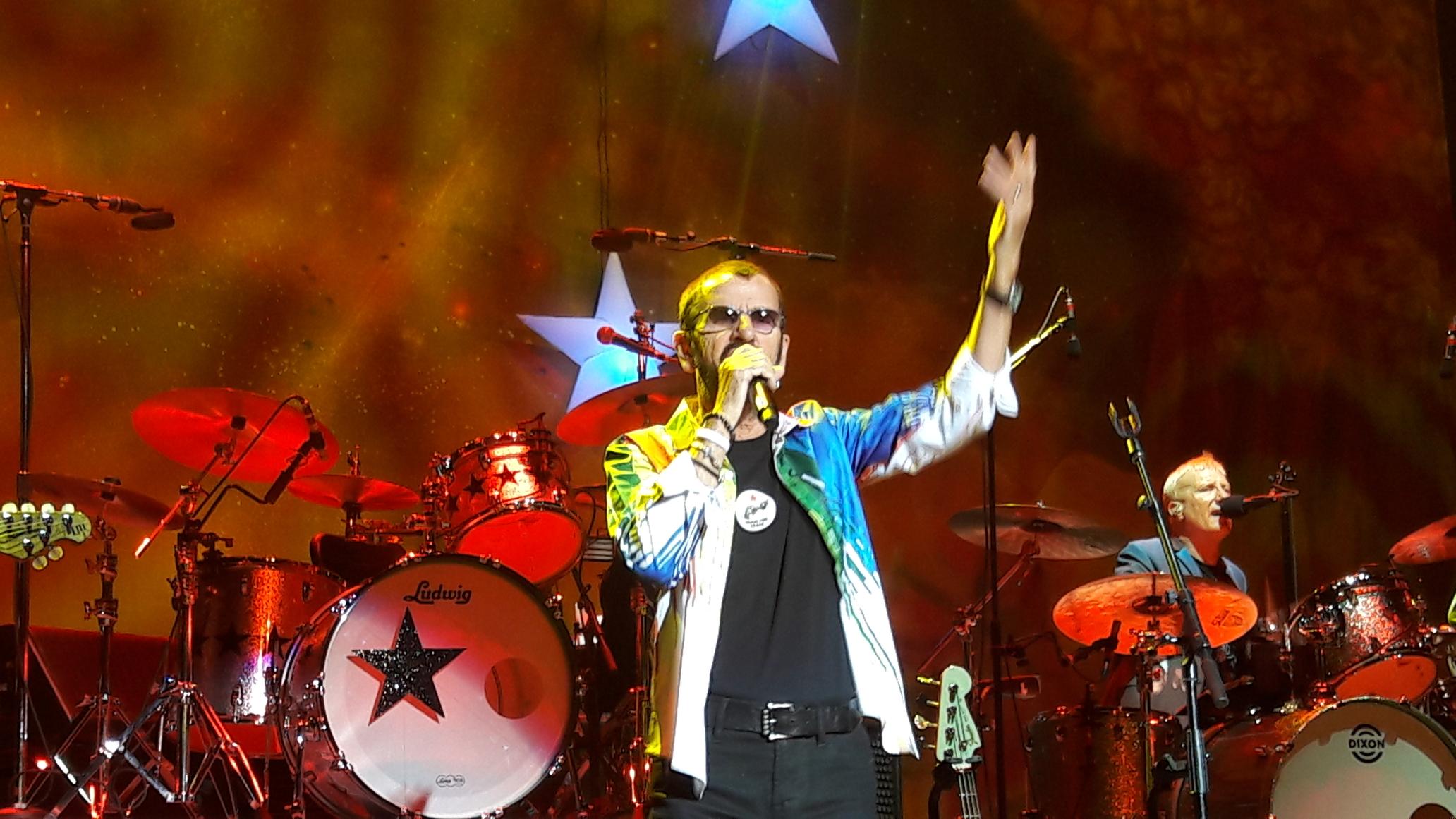 Ringo Starr: l’ex Beatles trionfa a Roma all’insegna di pace e amore
