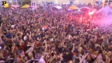 Zagabria: l’esultanza della gente al gol della vittoria di Croazia-Inghilterra 2-1 | video