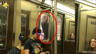 Ragazzo viaggia sulla metropolitana di New York appeso fuori | video