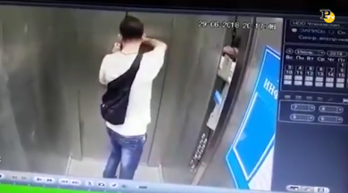 Si chiude l’ascensore e i figli restano fuori: padre perde il controllo