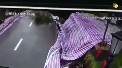 Cina: 50 metri di strada crollano all’improvviso