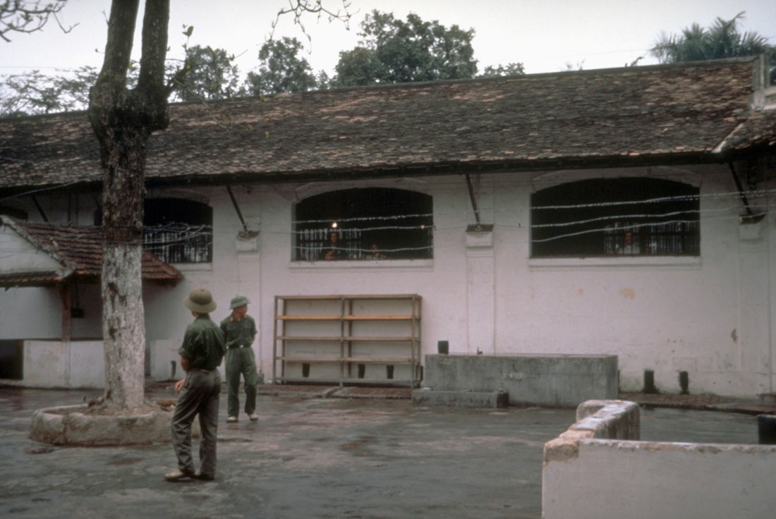 John McCain prigioniero nell'”Hanoi Hilton” – Foto John McCain prigioniero nell'”Hanoi Hilton” – Foto