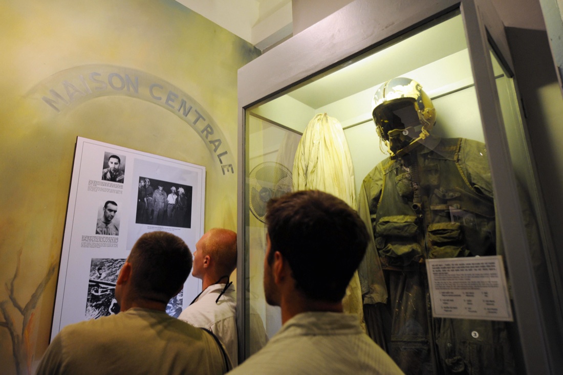 John McCain prigioniero nell'”Hanoi Hilton” – Foto John McCain prigioniero nell'”Hanoi Hilton” – Foto